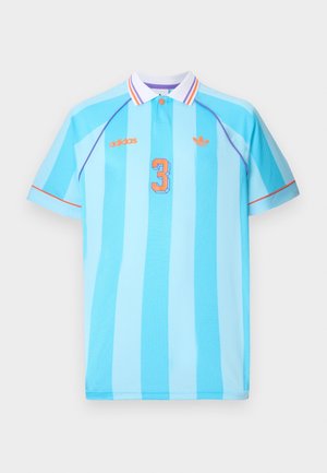 Jasnoniebieska koszulka polo w paski z białym kołnierzykiem, pomarańczowym logo Adidas, pomarańczową cyfrą 3, fioletowym obszyciem i pomarańczową lamówką na rękawach.