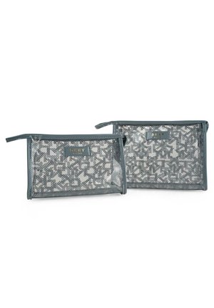 Dos bolsas de cosméticos transparentes con un patrón geométrico en gris y blanco, que cuentan con cierres de cremallera grises y acentos del logo de DKNY.