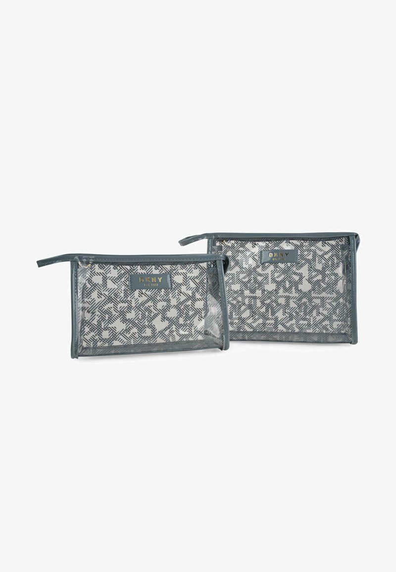 Dos bolsas de cosméticos transparentes con un patrón geométrico en gris y blanco, que cuentan con cierres de cremallera grises y acentos del logo de DKNY.