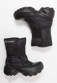 Mustat eristetyt talvikengät, joissa on pehmustettu tekstiilipäällinen, tarranauhakiinnitys ja teksturoitu kumipohja, jossa on syvät urit lisäpidon takaamiseksi.