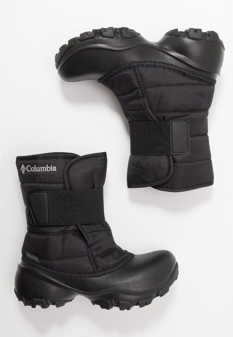 Mustat eristetyt talvikengät, joissa on pehmustettu tekstiilipäällinen, tarranauhakiinnitys ja teksturoitu kumipohja, jossa on syvät urit lisäpidon takaamiseksi.