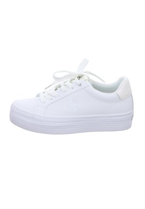 Sneaker bianco con una parte superiore sintetica liscia, punta arrotondata, lacci piatti e una suola in gomma leggermente sollevata. Presenta un logo discreto sul lato.