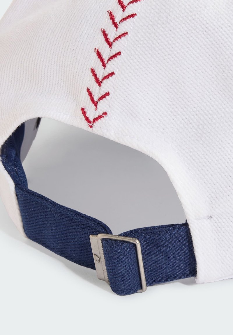 Gorra de béisbol blanca con detalle de costuras rojas y correa de tela azul marino ajustable con hebilla plateada en la parte trasera.