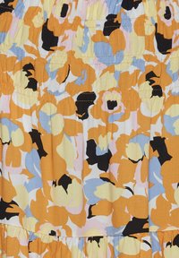 Bloemenstof met oranje, gele, blauwe en zwarte bloemen op een witte achtergrond. Geweven met geplooide naden voor elasticiteit.