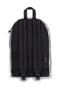 Czarna plecak z wyściełanym materiałem, srebrnymi akcentami i regulowanymi ramiączkami. Posiada zamek błyskawiczny z przodu i uchwyt do noszenia na górze.