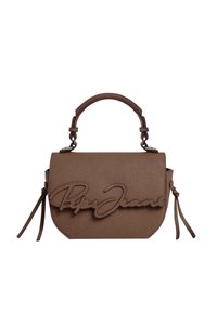 Brūns teksturēts ādas roku soma ar augšējo rokturi, dekoratīvām sānu pušķim un "Pepe Jeans" rakstu izšūtu priekšējā vāciņā.