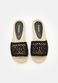 Sandály ve stylu espadrille s béžovou tkanou podešví, černým texturovaným svrškem zdobeným složitým vzorem a s brandovanými vnitřními vložkami.