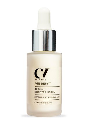 Retinal-Boost-Serum in einer frosted Glasflasche, ausgestattet mit einem weißen Tropfer und einem silbernen Deckel. Etiketten informieren über die Inhaltsstoffe und Zertifizierungen.