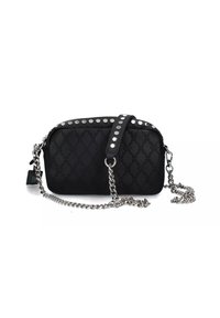 Borsa nera con un motivo testurizzato, borchie argentate sulla tracolla e una tracolla a catena. Forma rettangolare con chiusura a zip.