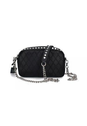 Borsa nera con un motivo testurizzato, borchie argentate sulla tracolla e una tracolla a catena. Forma rettangolare con chiusura a zip.