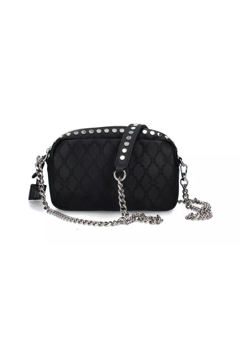 Borsa nera con un motivo testurizzato, borchie argentate sulla tracolla e una tracolla a catena. Forma rettangolare con chiusura a zip.