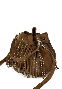 Borsa a secchiello in suede marrone con frange e borchie argentate. Dotata di chiusura con coulisse e di una tracolla staccabile per versatilità.