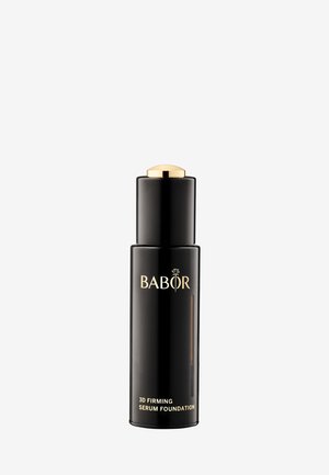 Schwarze zylindrische Flasche mit einer goldenen Kappe, beschriftet mit "BABOR 3D Firming Serum Foundation" in weißem Text, mit glänzender Oberfläche und minimalistischem Design.
