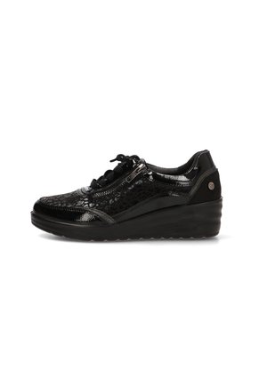 Zapatilla deportiva cuña de charol negro con estampado de leopardo, cordones en la parte delantera, cremallera lateral y suela gruesa y texturizada.