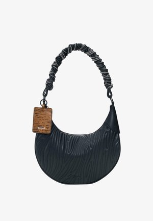 Černá kabelka ve tvaru měsíčního srpku s texturovaným vlnkovým vzorem, zkrouceným polstrovaným popruhem a hnědou cedulkou s nápisem "Desigual" připevněnou k rukojeti.