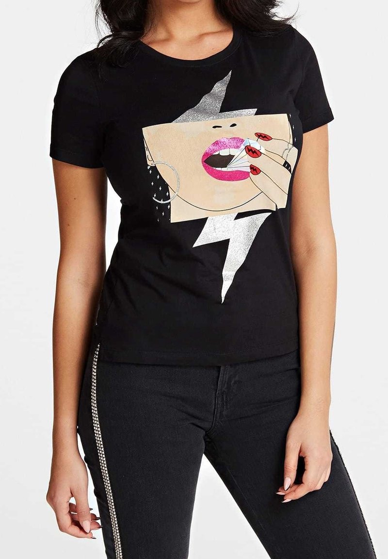Camiseta negra de manga corta con un diseño gráfico de labios y una mano con uñas rojas, acentuada por patrones de relámpagos plateados.