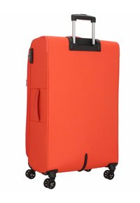 Valise rigide rouge avec une poignée télescopique, quatre roues pivotantes, une poignée de transport sur le côté et une fermeture à glissière. Texture lisse, forme rectangulaire.