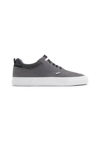 Zapatillas de ante gris con suela de goma blanca, que presentan una lengüeta de malla, acentos negros y cordones blancos. Diseño minimalista y líneas limpias.