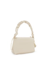Beige handväska med en mjuk, slät textur, med en rynkad handtag och en liten charm fäst. Dragkedjestängning med rektangulär form.