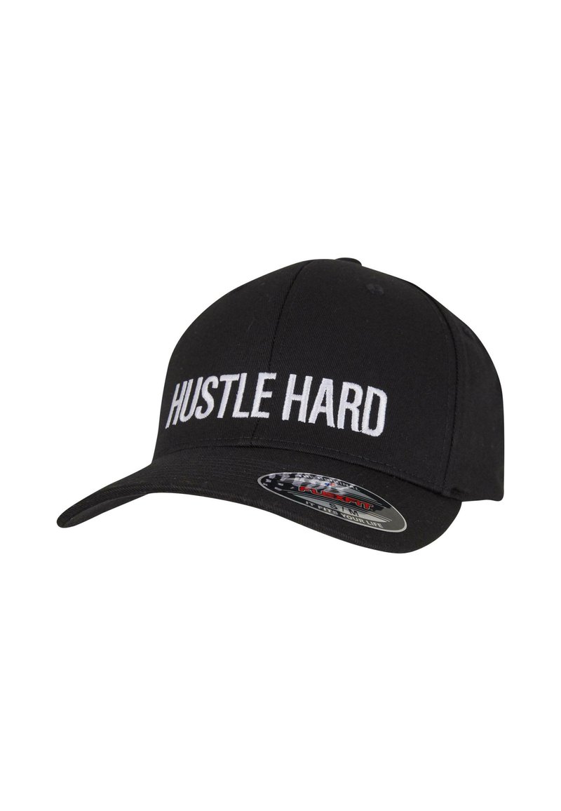 Svart caps med en buet skjerm og "HUSTLE HARD" brodert i hvitt. Laget av stoff med en jevn tekstur. Har en merkelapp på skjermen.