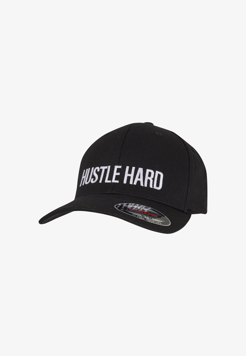 Svart caps med en buet skjerm og "HUSTLE HARD" brodert i hvitt. Laget av stoff med en jevn tekstur. Har en merkelapp på skjermen.