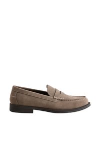Herrentaupe Wildleder-Loafer mit Pennyriemen, Moc-Toe-Naht und schwarzer flacher Absatzsohle, seitlich auf weißem Hintergrund gezeigt.