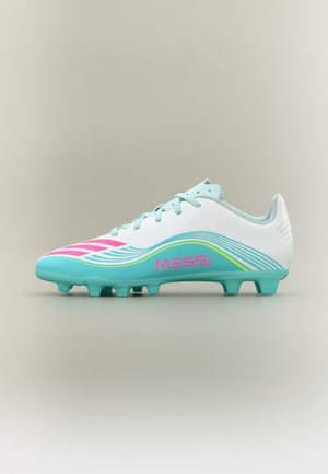 Fehér focicipő világoskék díszítéssel, rózsaszín csíkokkal és „MESSI” márkajelzéssel. Texturált kialakítással és több stoplival az alján.