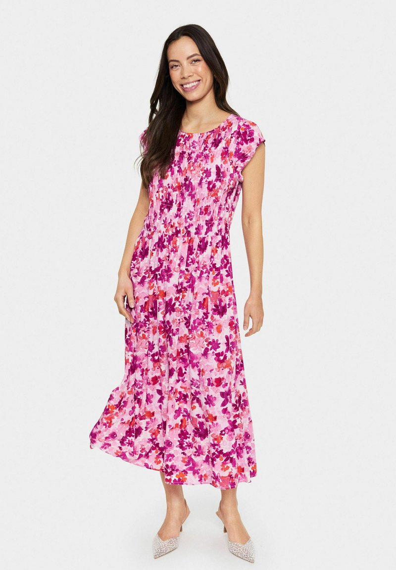 Rochie maxi cu motive florale în nuanțe de roz și portocaliu, cu un corset plisat, mâneci scurte tip capac și o fustă fluidă. Material texturat cu un model vibrant.