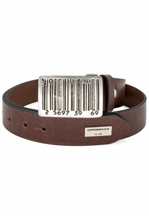 Brauner Ledergürtel mit einer silbernen Metallschnalle, die ein Barcode-Design aufweist. Der Gürtel hat sichtbare Nähte und mehrere Löcher zur Anpassung.