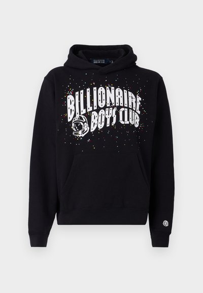 Hoodie noir avec poche avant, arborant le texte blanc "Billionaire Boys Club" et des points colorés autour d'un graphique d'astronaute. Tissu doux.