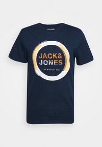 Námořnická modrá bavlněná tričko s kruhovým logem "JACK&JONES" v oranžové a bílé barvě, doplněné horizontálními pruhy.