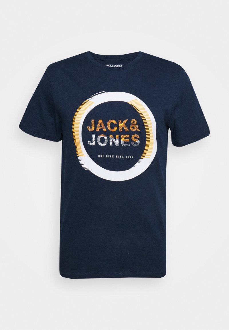 Námořnická modrá bavlněná tričko s kruhovým logem "JACK&JONES" v oranžové a bílé barvě, doplněné horizontálními pruhy.