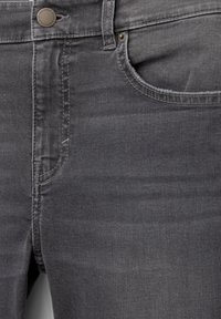 Jeans in denim grigio scuro con una texture liscia, design a cinque tasche standard e accessori in metallo in vita. Accenti cuciti visibili.