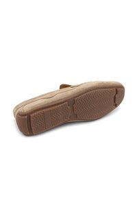 Pantof de slip-on din suede bej, cu talpă din cauciuc, având un model în zigzag și accente de întărire la călcâi și vârf. Design plat și flexibil.