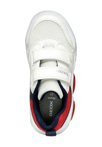 Sneaker bianco con materiali in mesh e pelle, caratterizzato da dettagli rosso e blu navy, due cinturini in velcro e una suola in gomma arrotondata.