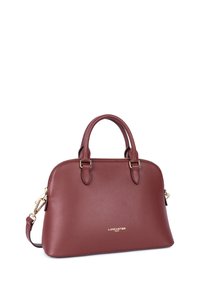 Borsa a tracolla in pelle color rosso scuro con design arrotondato, doppi manici superiori, hardware tono oro e tracolla rimovibile. Logo impresso sul davanti.