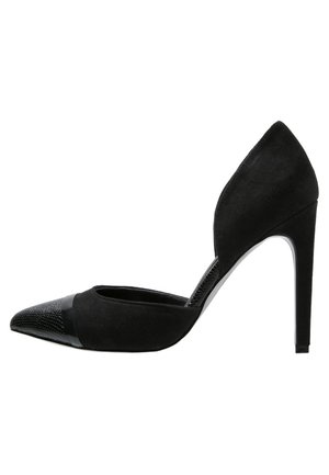Schwarzer Damenschuh mit hohem Absatz, spitz zulaufender, strukturierter Spitze und offenem Seiten-Design, schlanker Stiletto-Absatz und wildlederähnlichem Material.