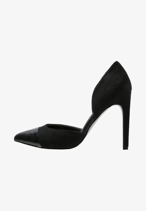 Sort damehøjhælet sko med spids tekstureret tå og åben sidesnit, slank stiletthæl og ruskindslignende materiale.