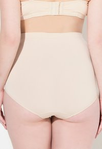 Shorts modellatori beige a vita alta realizzati in tessuto morbido e elasticizzato, caratterizzati da un design senza cuciture e una comoda fascia in vita.