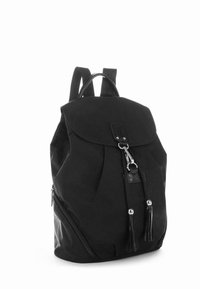 Sac à dos noir avec un rabat, poche latérale zippée et accents en frange. Fabriqué en matériau durable avec une texture lisse et une forme contour.