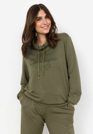 Olivgrüner Kapuzenpullover mit Schalkragen, Kordelzug-Akzent und bedrucktem Text auf der Vorderseite. Weicher Stoff, lockere Passform, lange Ärmel.