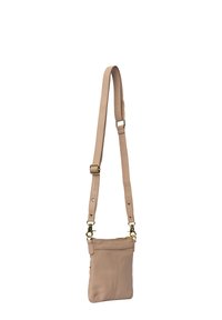 Tan læders crossbody taske med en lang justerbar rem, glat tekstur, lynlåslukning og hardware accenter i guld-tone.