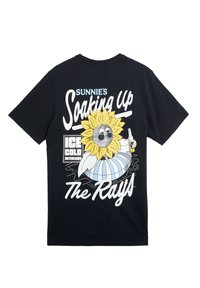 Sort bomulds-t-shirt med et grafisk design af en sol med solbriller, tekst der siger "Sunnie's Soaking Up The Rays," og en illustration af en drik.