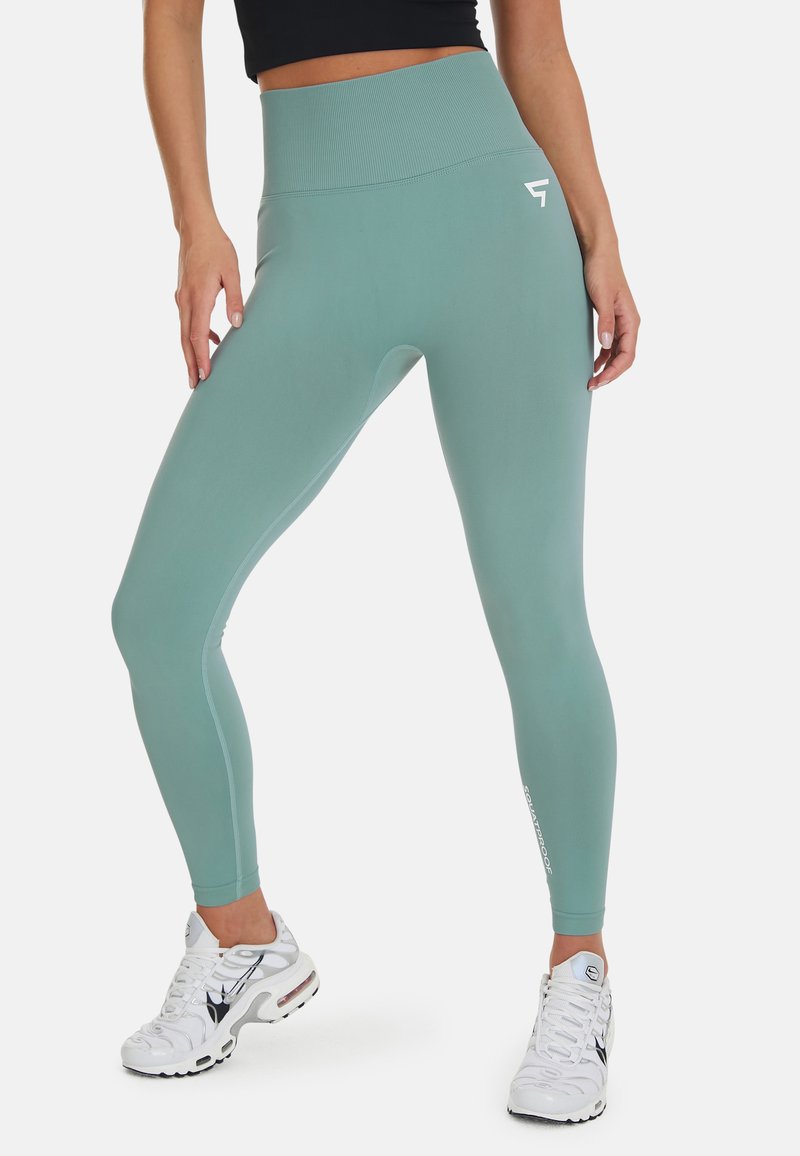 Teal hoge taille legging met een gladde textuur en een aansluitend ontwerp; heeft een witte logo-accent op de dij en zijdetaillering.