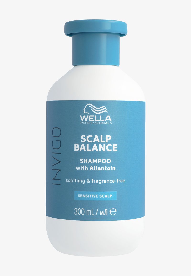 Bouteille de shampooing Wella Professionals Invigo Scalp Balance, 300 ml, étiquette bleue, pour cuir chevelu sensible, apaisant et sans parfum avec de l'allantoïne.