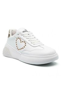 Sneaker bianco con suola spessa, caratterizzato da una decorazione a cuore con borchie dorate sul lato e un accento dorato sul tallone. Lacci e suola in gomma.
