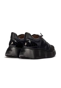 Czarne sneakersy z teksturowaną skórzaną cholewką, gładkimi syntetycznymi akcentami, zaokrąglonym noskiem oraz podniesioną platformą z gumową podeszwą.