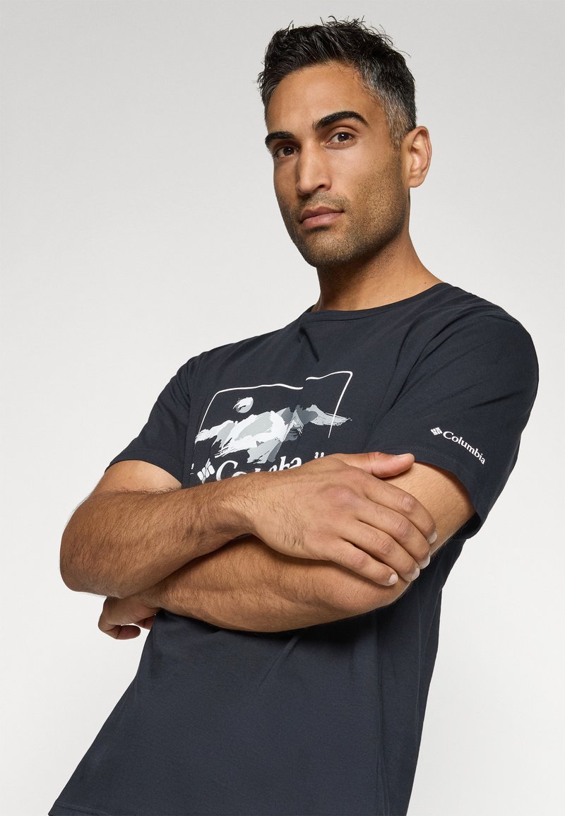 Zwart katoenen T-shirt voor heren met een witte bergafbeelding en logo. Korte mouwen, ronde hals, met logo-detail op de mouw.