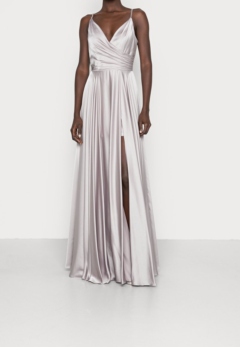 Abito in satin lungo fino ai piedi di un leggero lavanda, caratterizzato da un profondo scollo a V, una vita aderente e uno spacco alto fino alla coscia, con sottili spalline.
