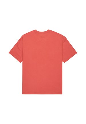 Camiseta de cuello redondo de hombre de manga corta en color coral, mostrada desde la parte trasera sobre un fondo blanco.